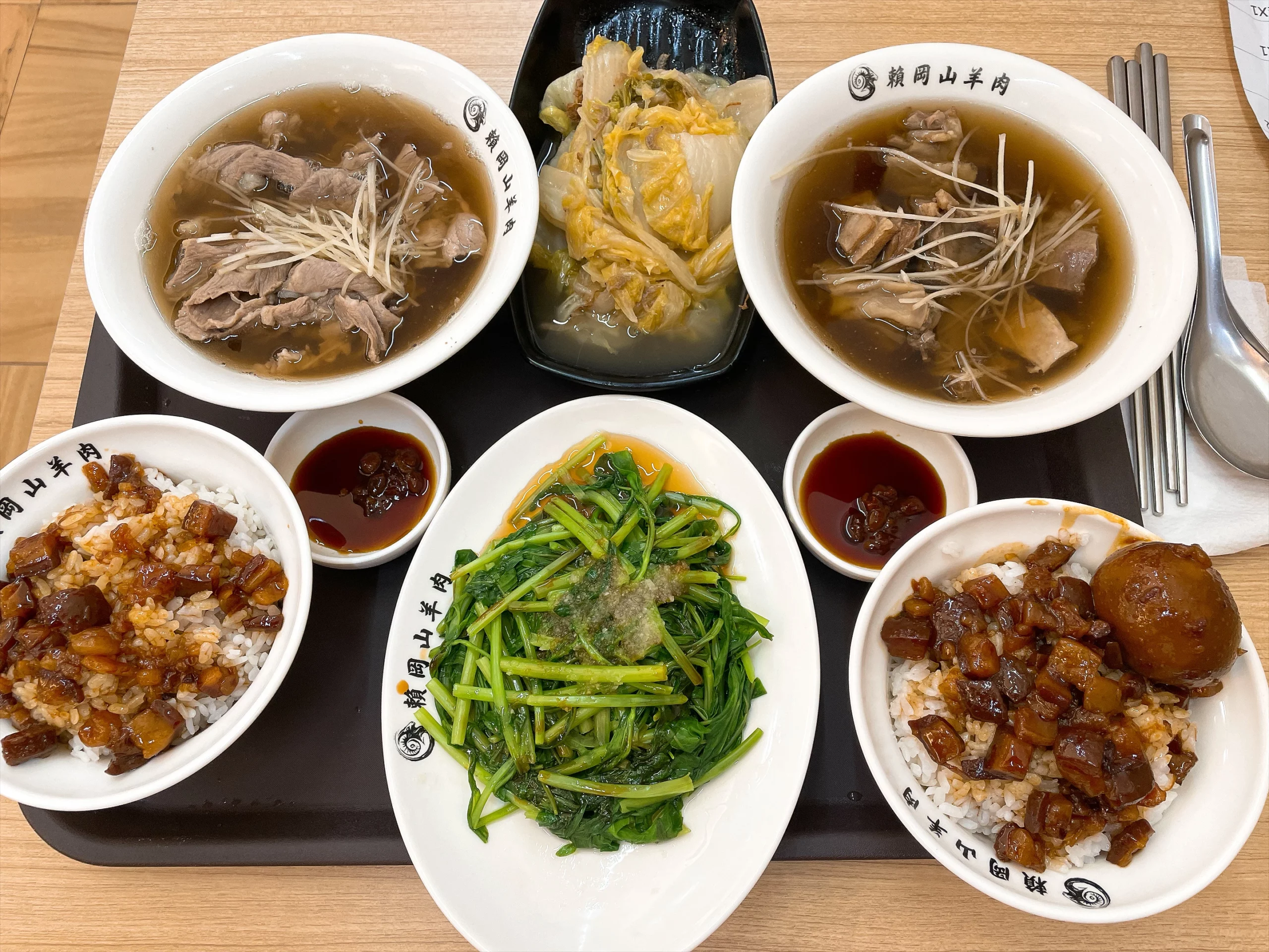 新店賴岡山羊肉餐點合照：魯肉飯、滷蛋、小排湯、肉片湯與配菜