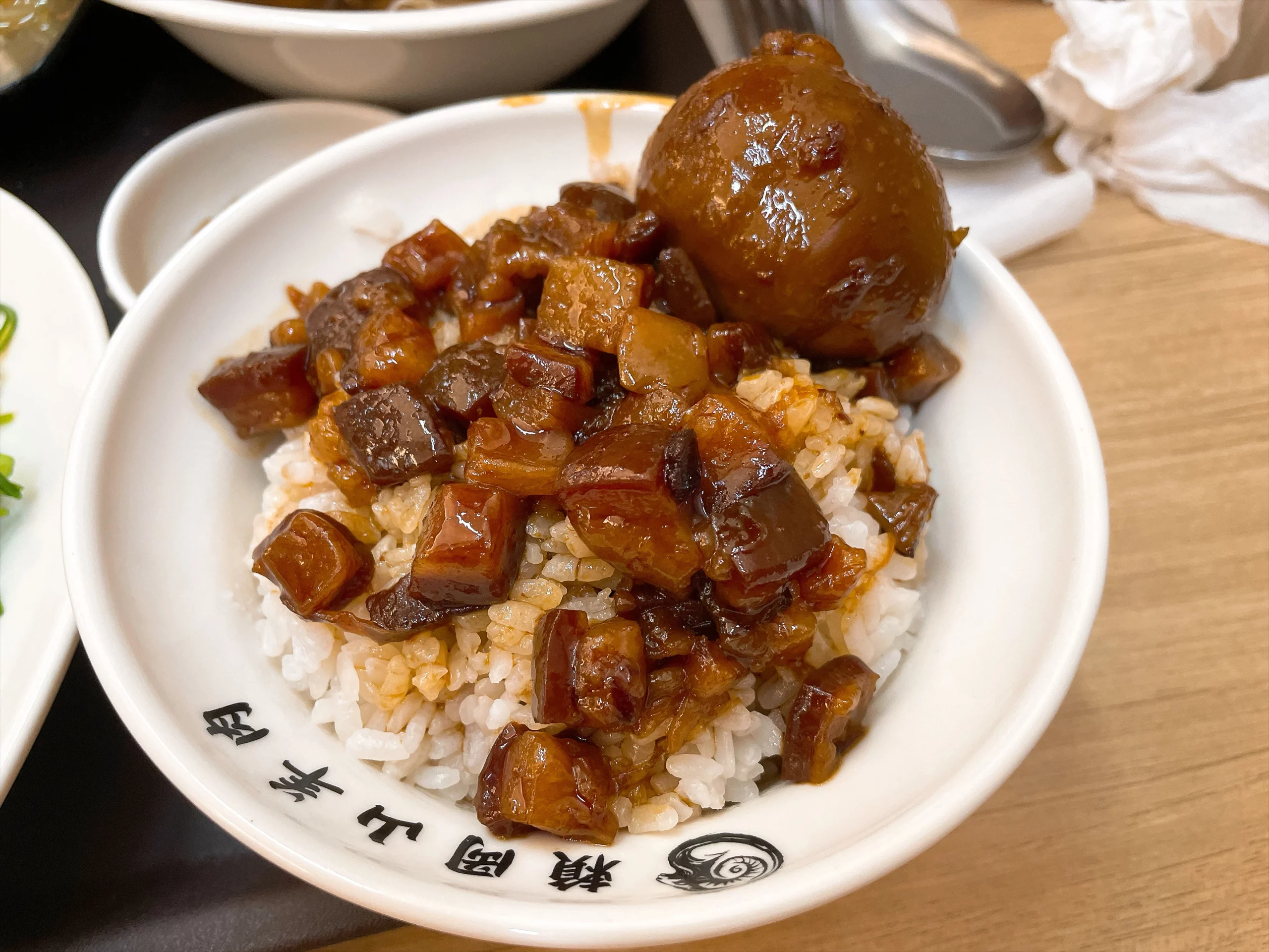 賴岡山羊肉小碗魯肉飯搭配滷蛋