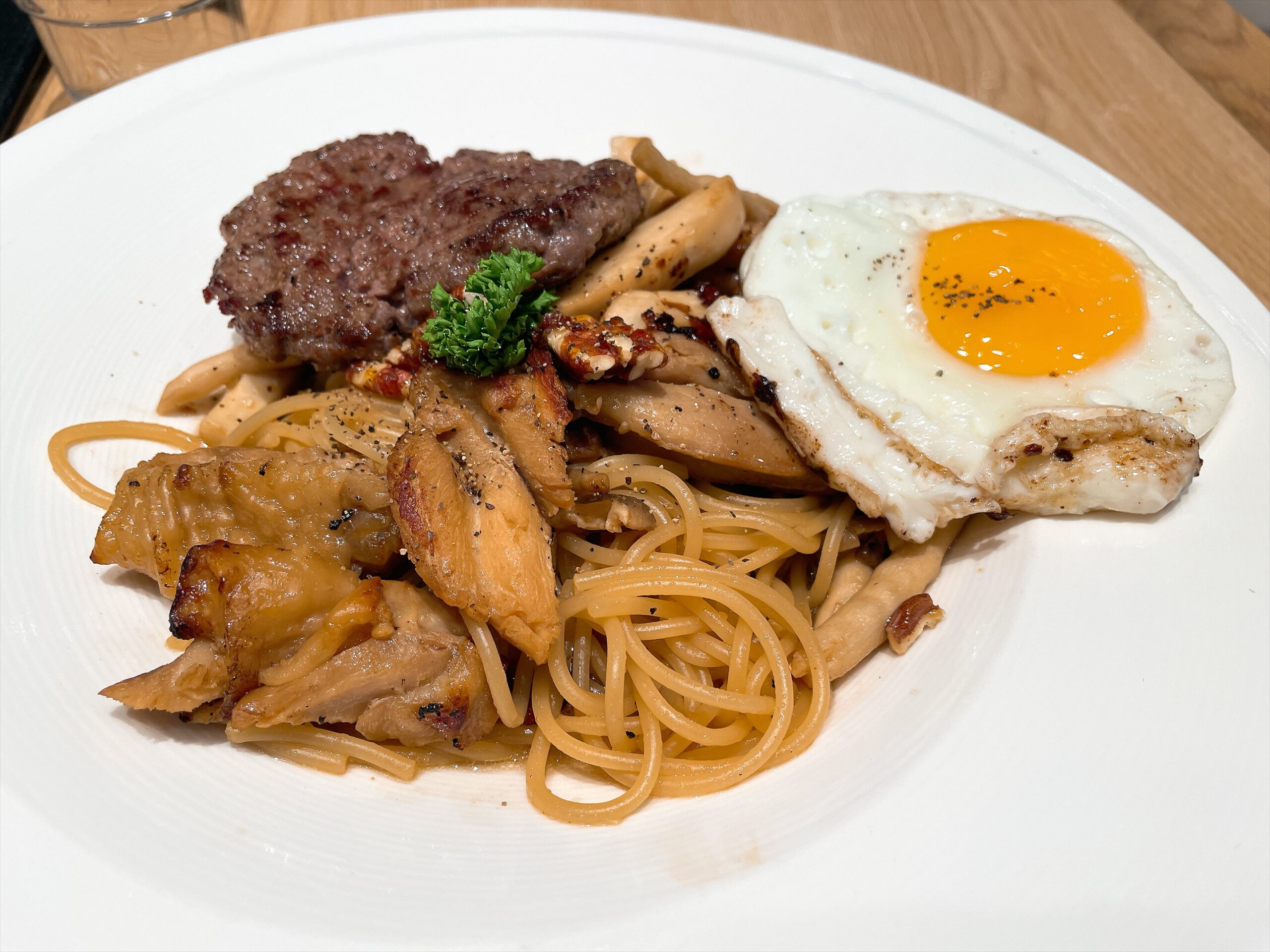 J.S. FOODIES 南港的雞肉野菇義大利麵，搭配牛肉漢堡排與太陽蛋